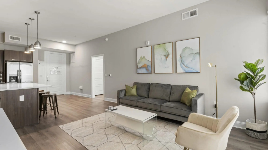 Top Floor Soco 2BR King Suite 8 Mins to Downtown