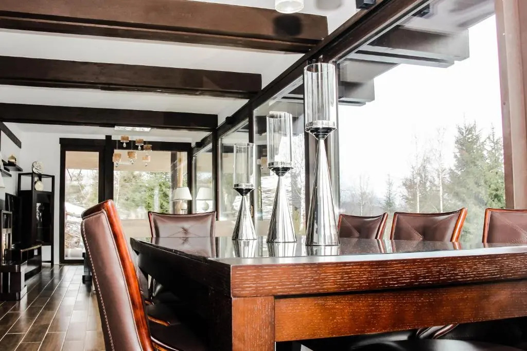 Alpine Lounge
