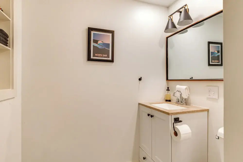 Soaking Tub & Fire Pit! Home Near Dtwn Suttons Bay