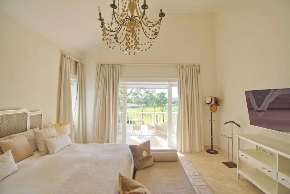 Modern Villa w Golf and Lake View in Beach Resort