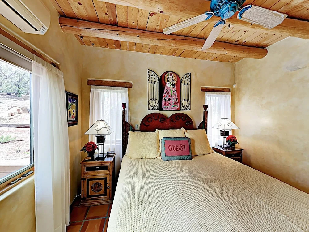 An Enchanting Casita W/ Patio & Kiva Fireplace Cottage