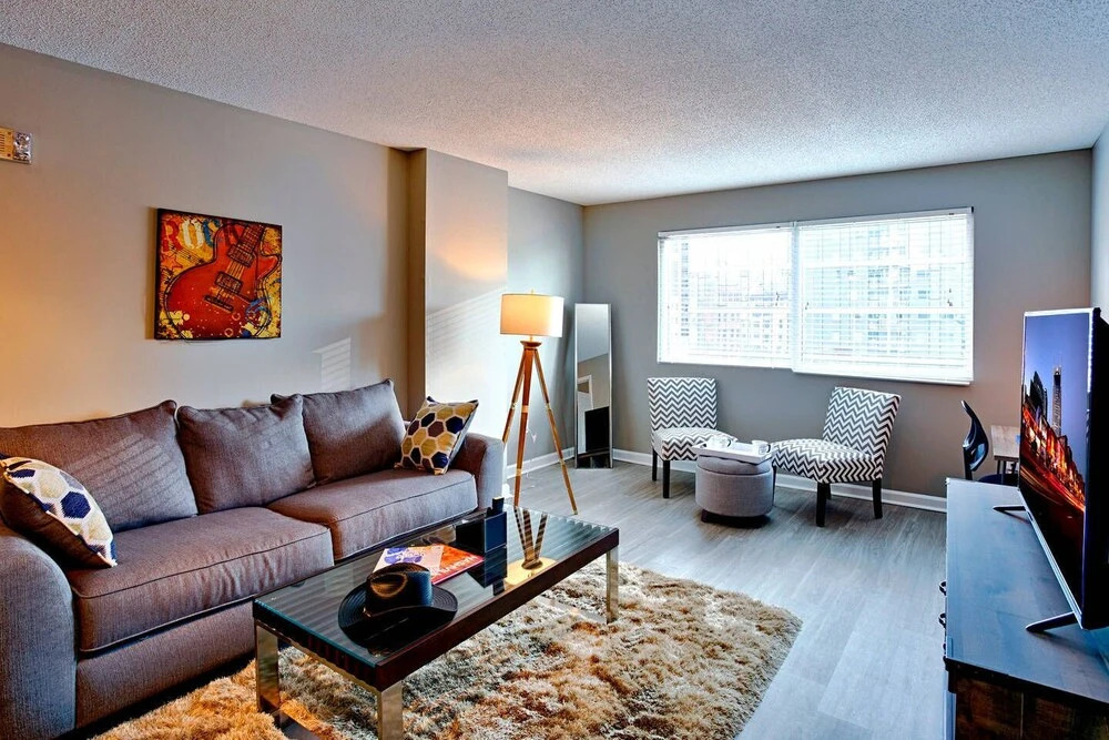 Honky Tonk Luxury 2BR/2BATH - Fast WIFI - Work Area - Free Parking! (CH2)