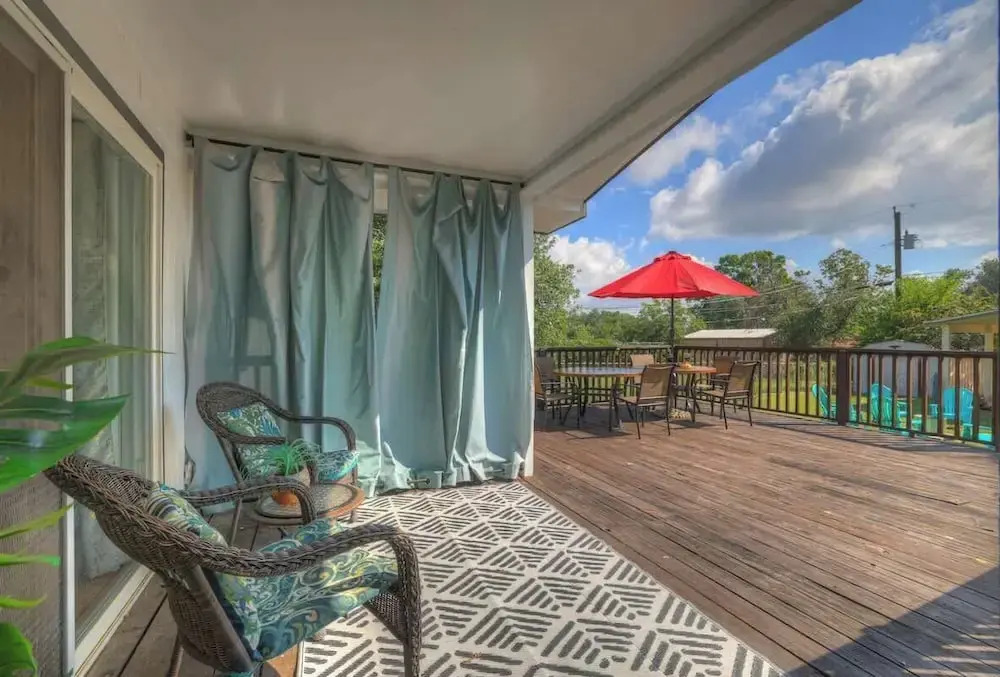 Elegant and Stylish Glenmoor Abode - 5 min to Town