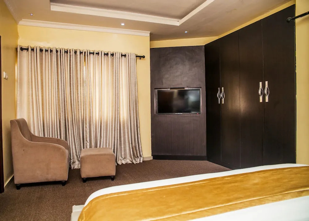 CribVille Hotel & Suites