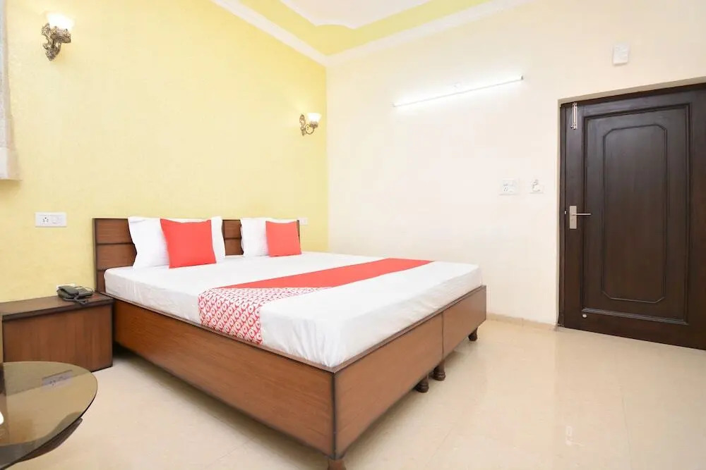 Hotel Ra Flora by OYO Rooms