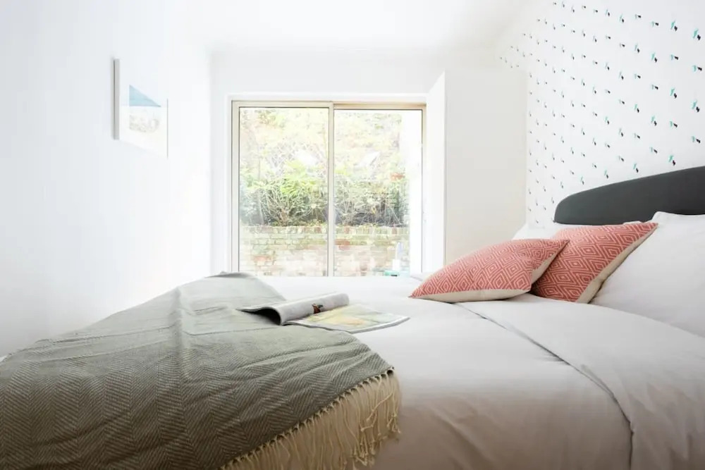 The Kensington Grove - Stylish 2BDR Flat with Private Patio