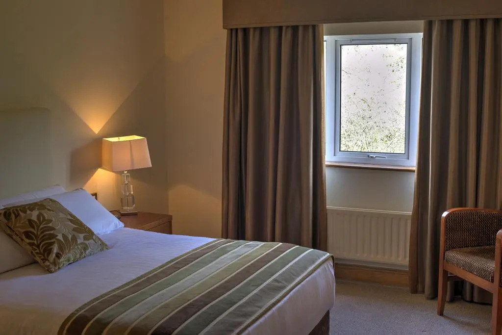 Four Seasons Hotel & Leisure Club
