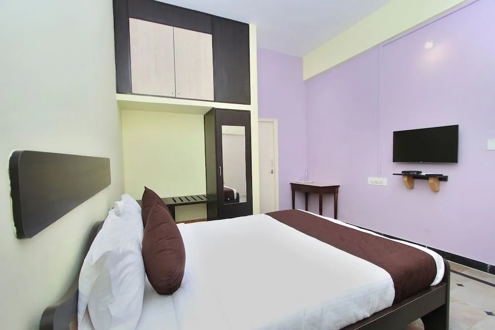 OYO 9060 Sri Sai Guest Inn