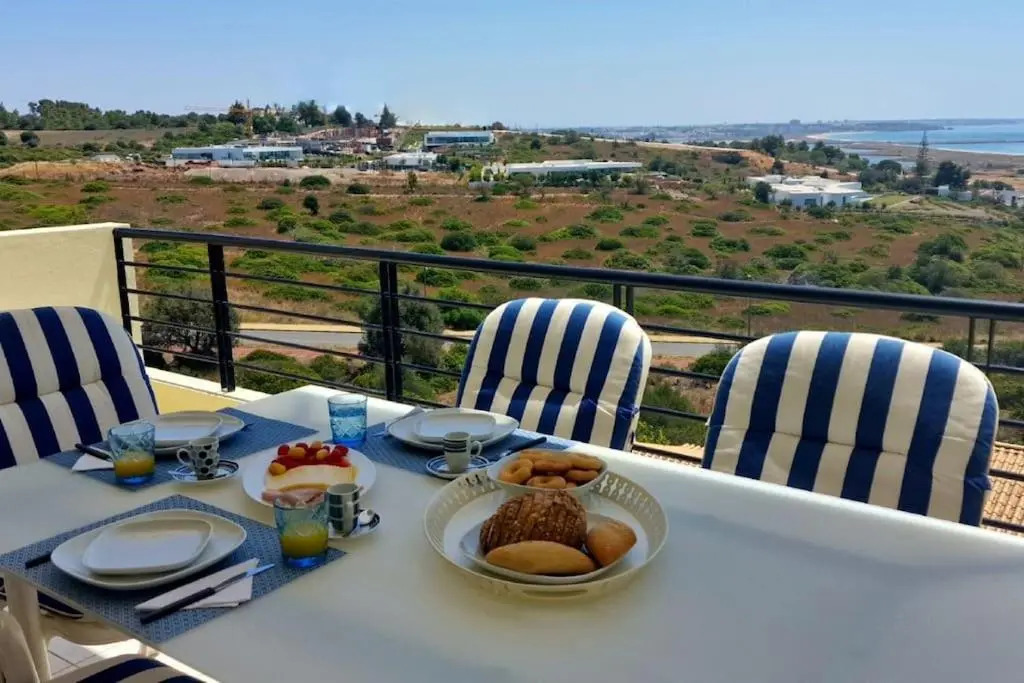 Spacious 3 bedroom apartment with seaview
