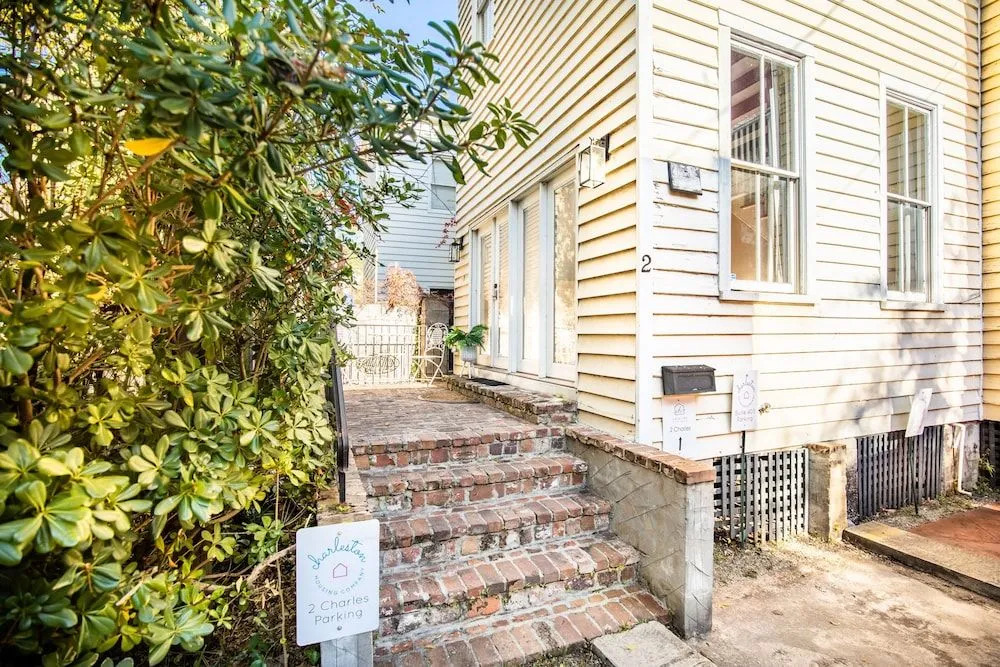 Beautiful Renovated Apartment Near King Street