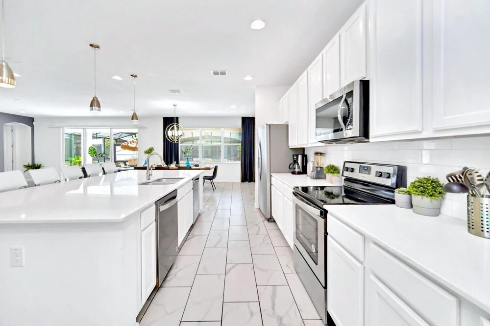 15br Mansion w Private Pool BBQ and Netflix