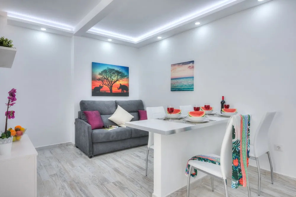 Tidy Little Apartment, Air Conditioning and Pool