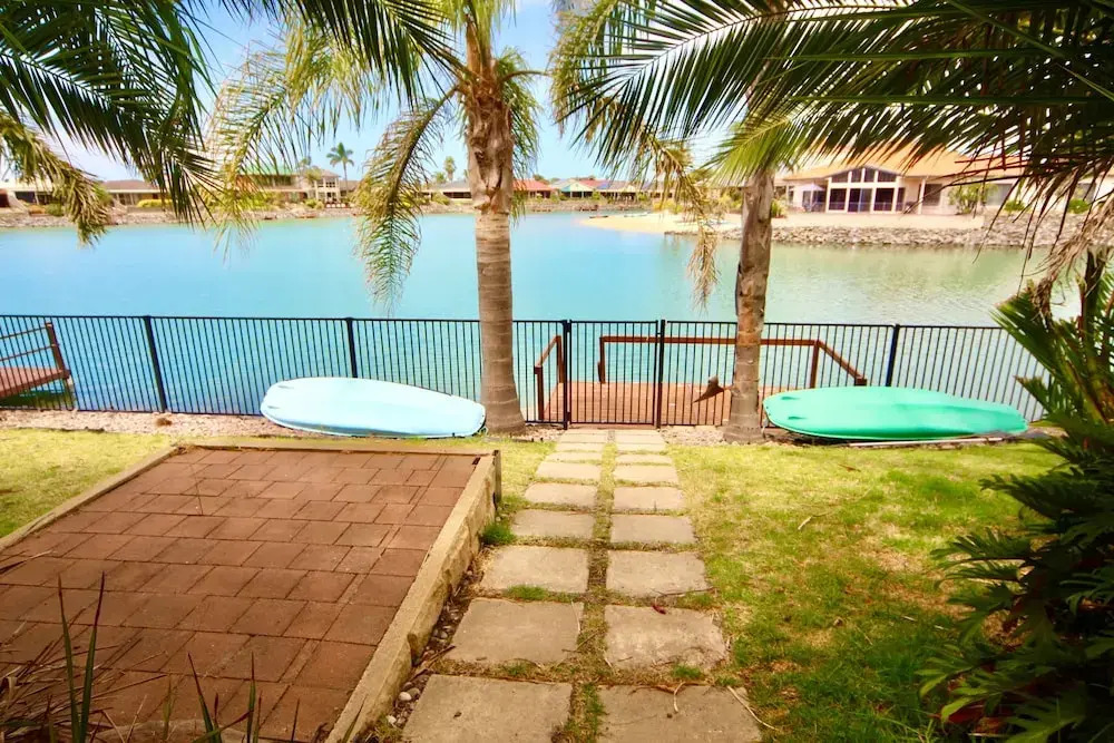 Lakeside Getaway - 4BR Jetty Wi-fi Waterfront