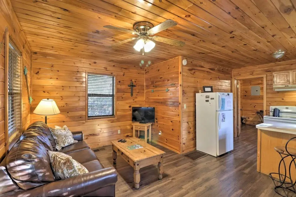 Cozy Cabin with Hot Tub 4 Mi to Broken Bow Lake