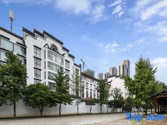 Ruijing Hotel (Wuhan Guiyuan Temple Zhongjiacun Subway Station Store)