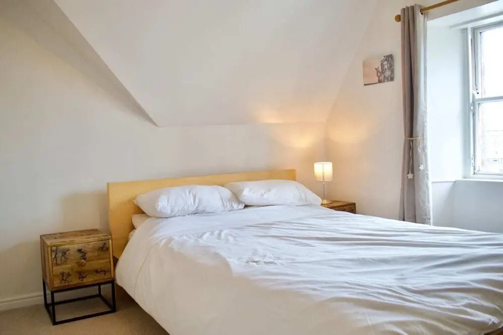 Modern And Charming 2 Bedroom Old Town Apartment