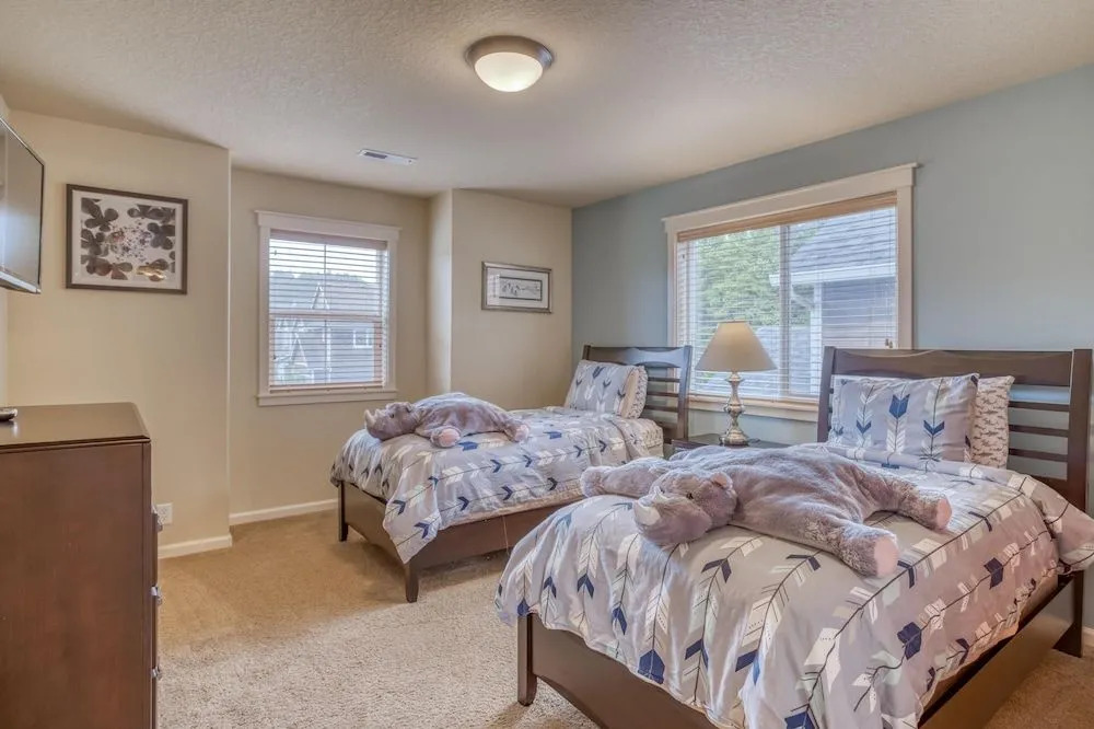 Spacious Outdoor Oasis with Hot Tub and Entertainment - Exquisite Beach Retreat