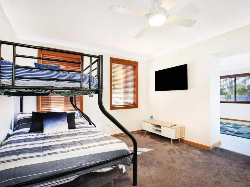 Shores I Pet Friendly I 1 Min Walk to Beach