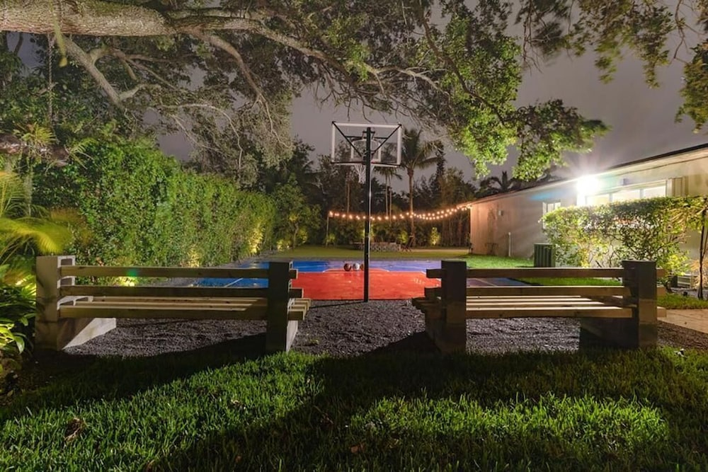 Villa Oahu Basketball Fire Pit Mini Golf