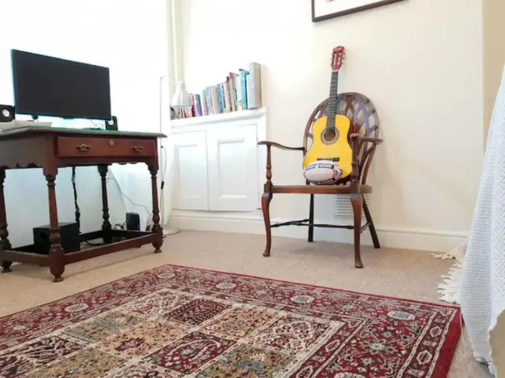 Spacious 2 bed Airbnb (entire house!)