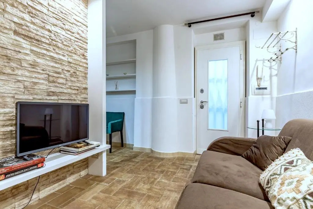 Lovely Apartment Ground Floor Colosseo up 4 Prs !