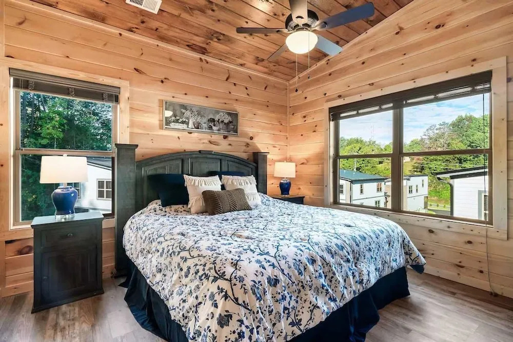 Modern 5 Bedroom Cabin Close-dollywood Game Room