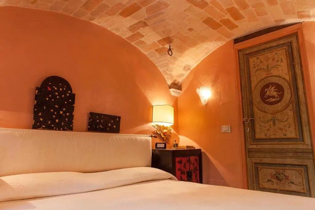 MarcheAmore - Bottega di Giacomino for art lovers, with private courtyard