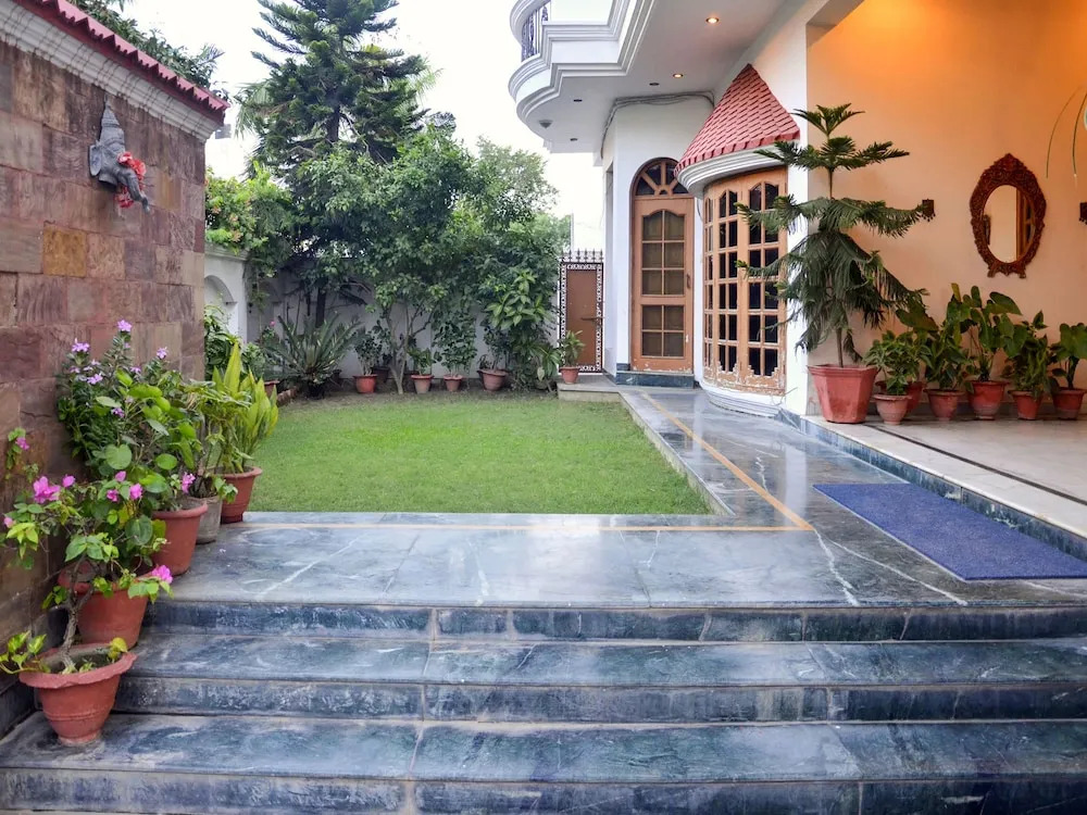 OYO 5634 IVY Stays - Manoj Pandey Chowk