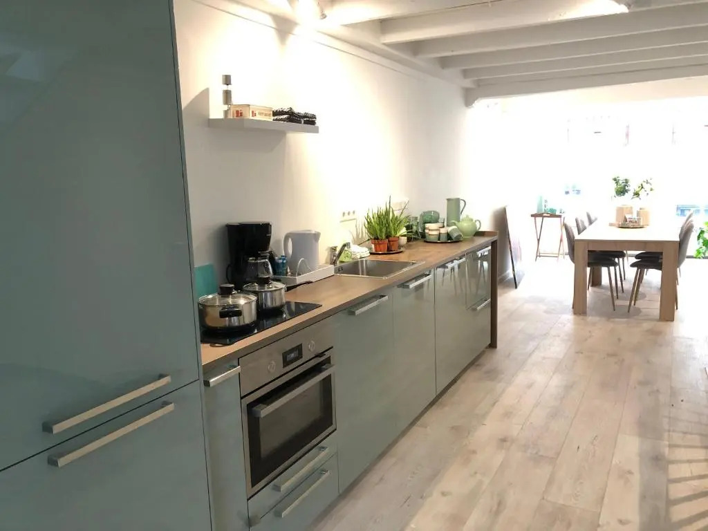 LUXE TOPLOCATIE! Monument hartje centrum Dordrecht, 2 badkamers, 2 keukens, tuintje (10 personen)