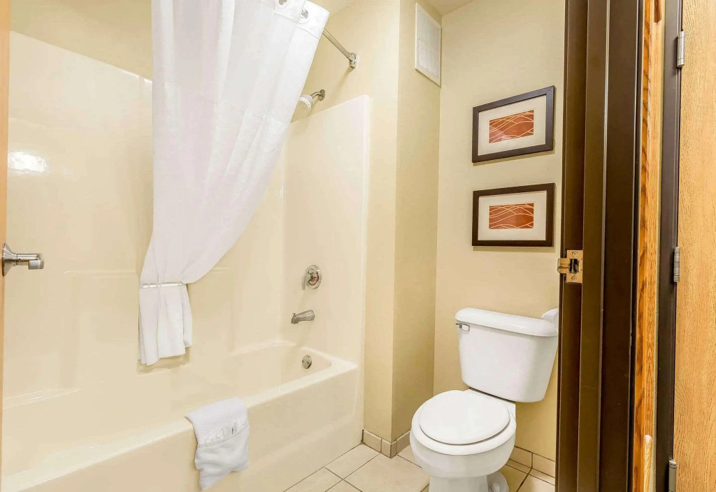 Comfort Inn & Suites East Moline near I-80