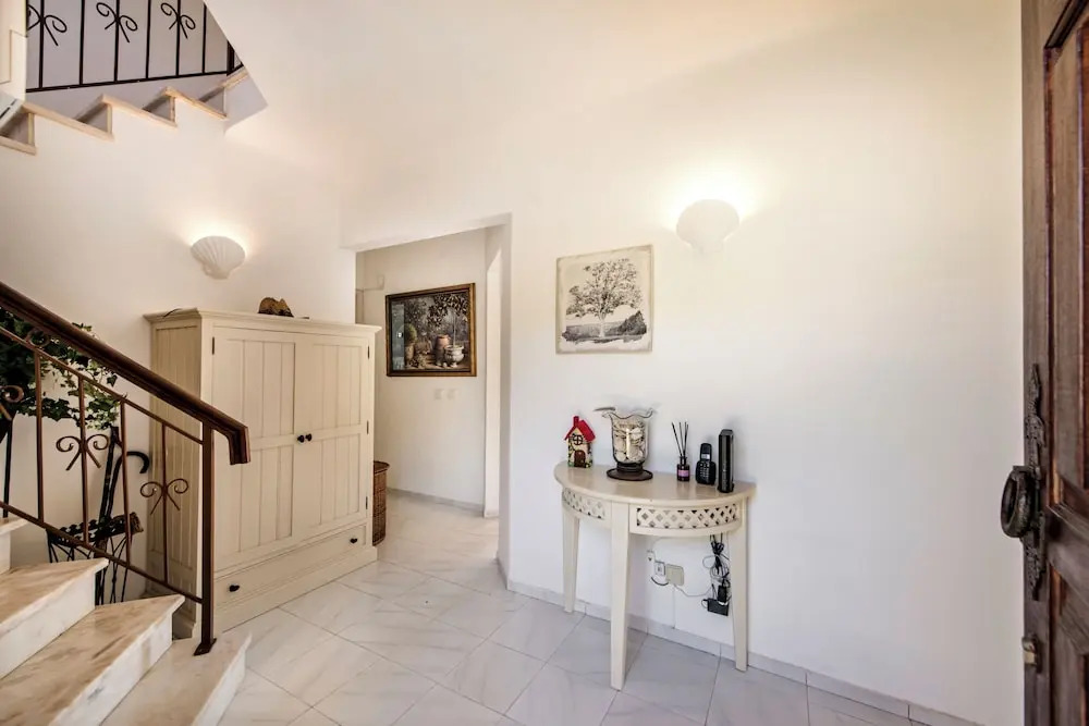 4 Bedrooms Private Pool Close To All Amenities