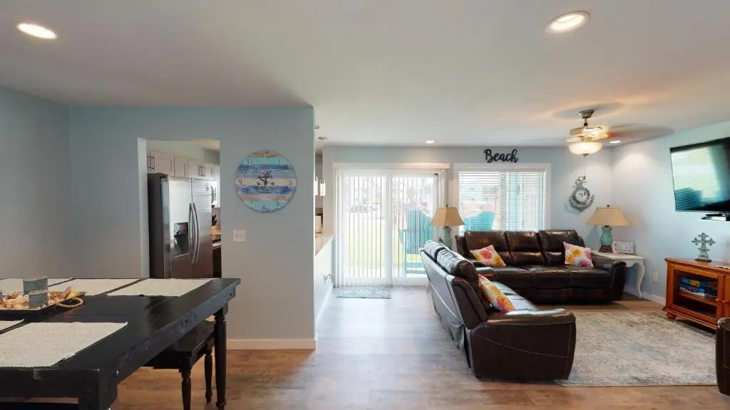 AH-B106 Completely Remodeled Ground Floor Condo, Overlooking PoolHot Tub