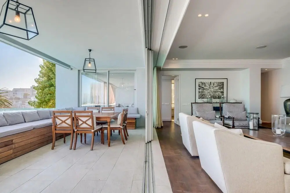 Gorgeous Camps Bay Apartment in Secure Block With Sea Views Caliche