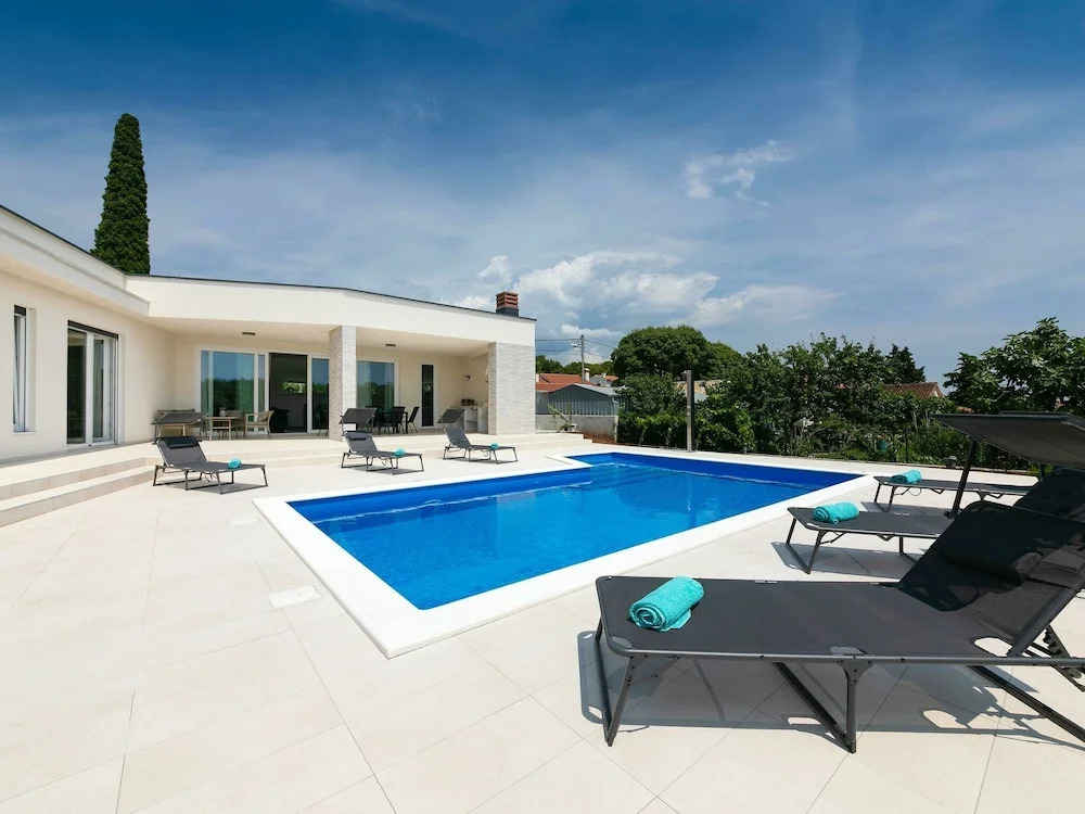 Detached Villa With Private Swimming Pool, 1.5 km From the Beach and 4 km From Pula