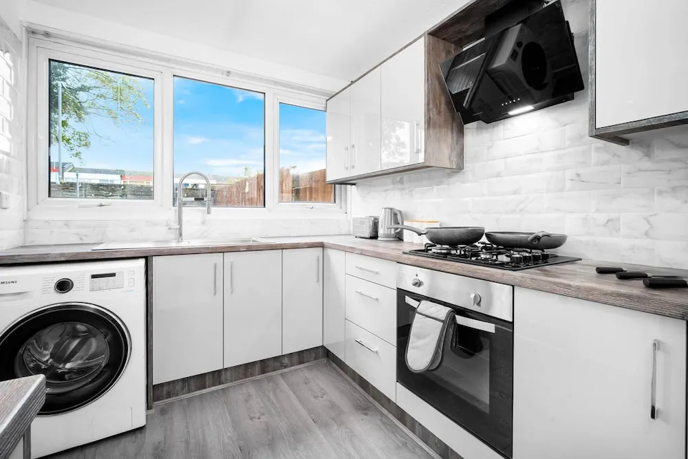 3-bed House, Sleeps 5, Bham Airport, Parking