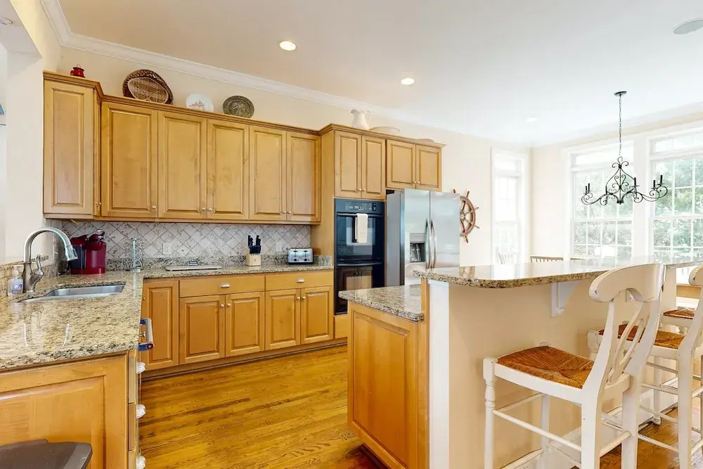 Luxury Cottage With Pools & Multiple Decks, 1/2 Block to Beach