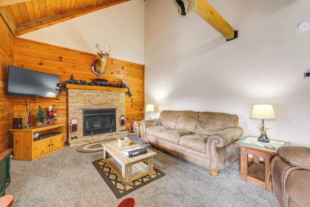 Family Log Cabin w/ Mtn Views, 2 Mi to Tube World!