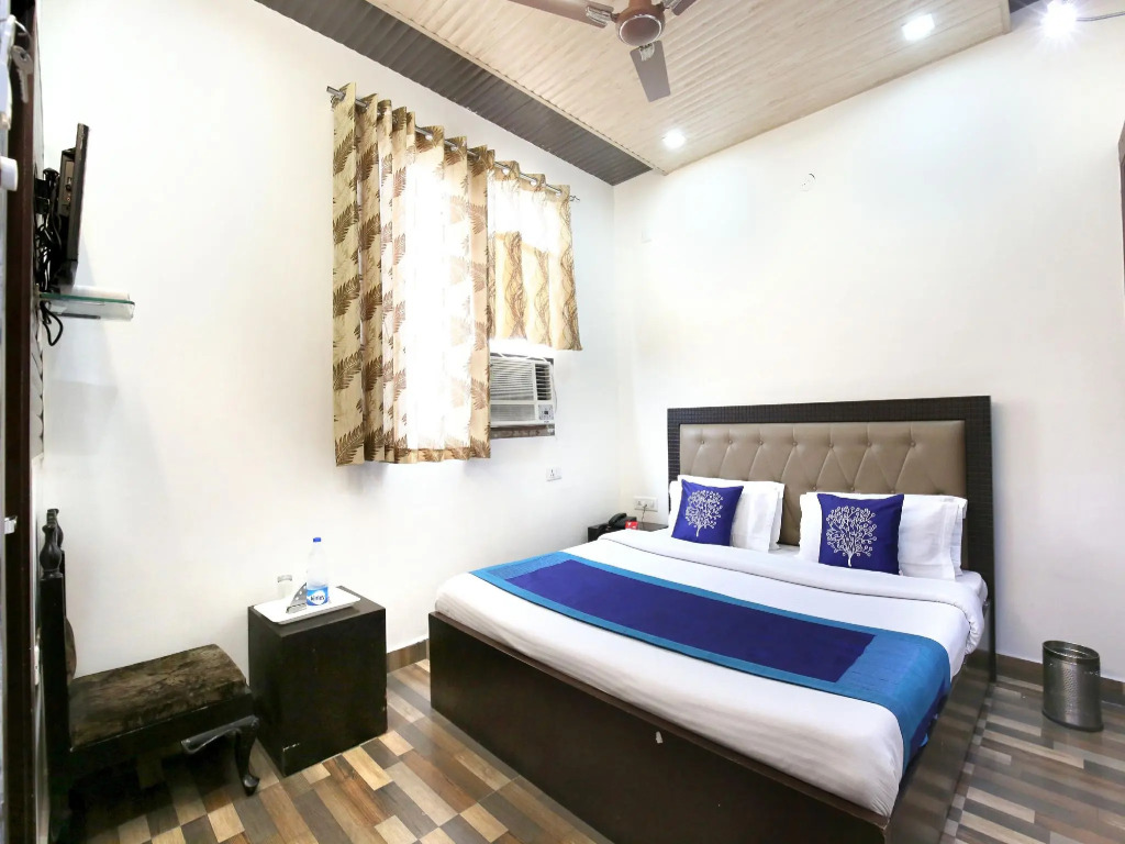 OYO 9602 Hotel Bharat Lodge