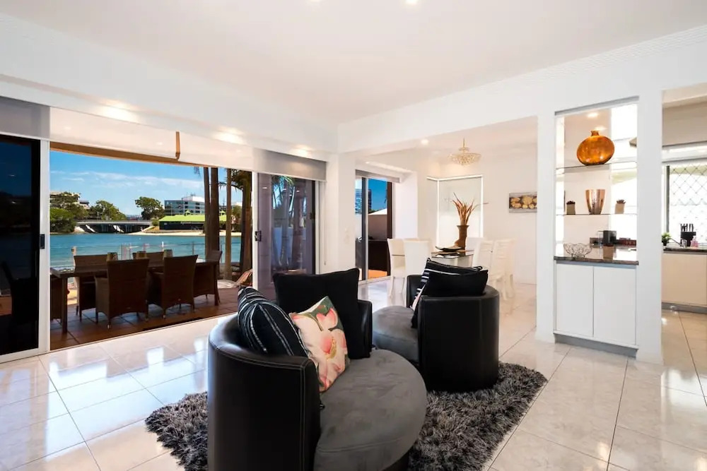 Edgewater on Chevron Waterfront 5 Bedroom Deluxe House Central Surfers