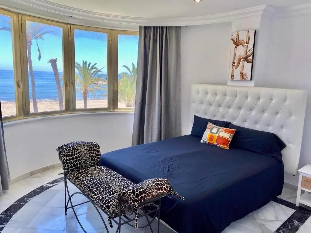 Frontline sea in the center of Puerto Banus-Beach