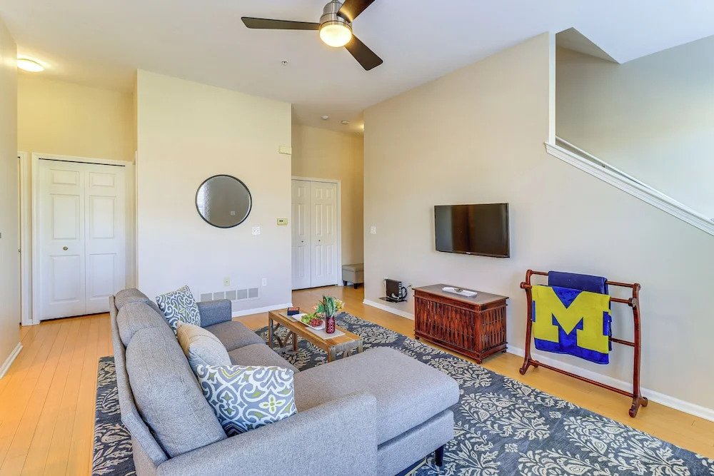 25 Mi to Detroit: Townhome w/ Smart TV!
