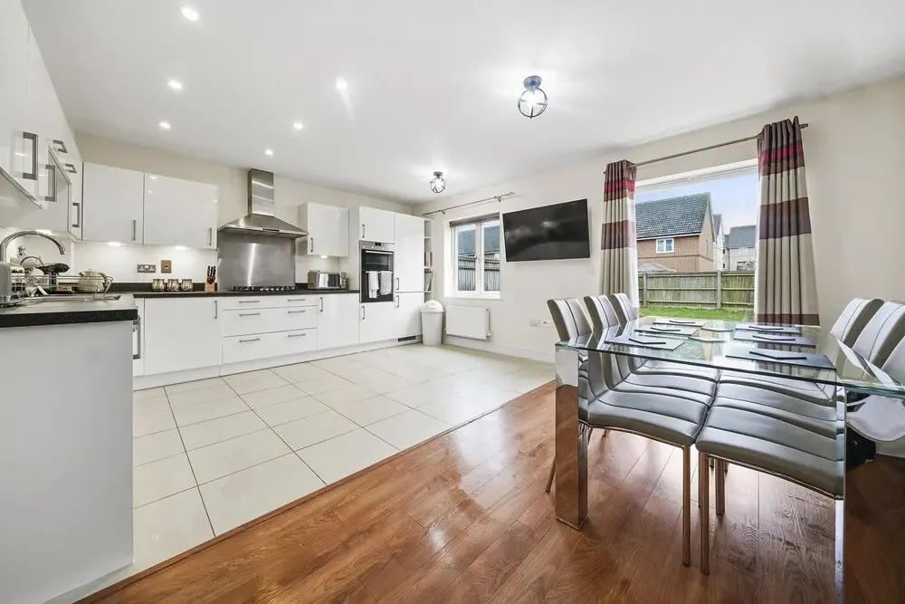 London Heathrow Living Serviced House 4 Bedrooms, 2.5 Bathrooms Up to 9 Beds