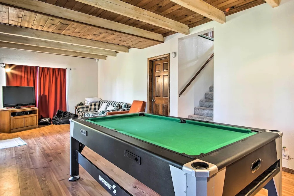 5 Mi to Lake Arrowhead Village: Cabin w/ Game Room