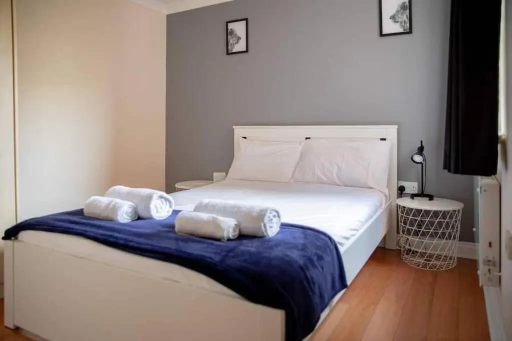 Central 2 Bed 2 Bath Flat with Parking by CozyNest