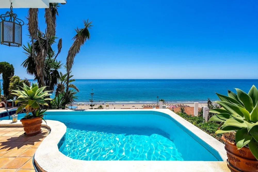 Outstanding beachfront villa Fuengirola