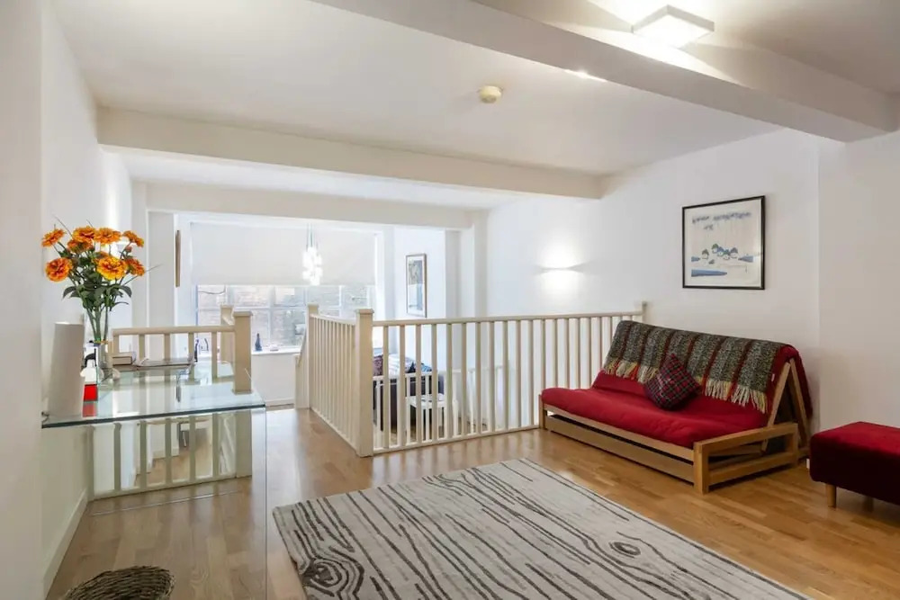 Bright & Beautiful Two Bedroom Apartment, Sleeps 4