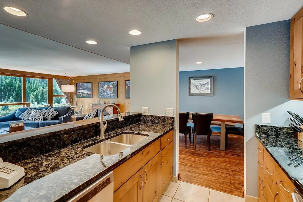 Spacious Remodel, 4br, Minutes To Conf Center & Slopes! 4 Bedroom Condo by RedAwning