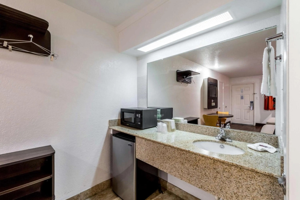 Motel 6 San Antonio, TX - Frost Bank Center