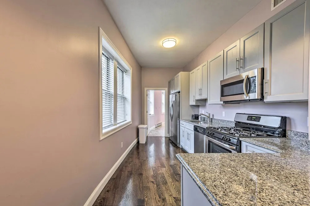 Boston Apartment < 10 Mi to Top Universities