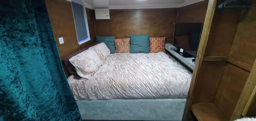 Adorable private suite with hassle-free street parking